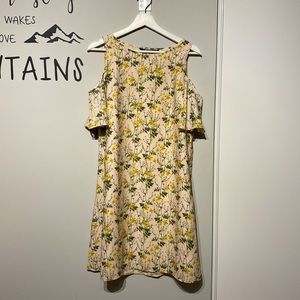 Brand new, beautiful summer flowery dress. Never worn. US size L.